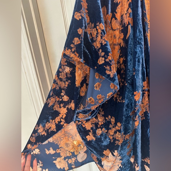 Navy Floral Kimono - Picture 2 of 4